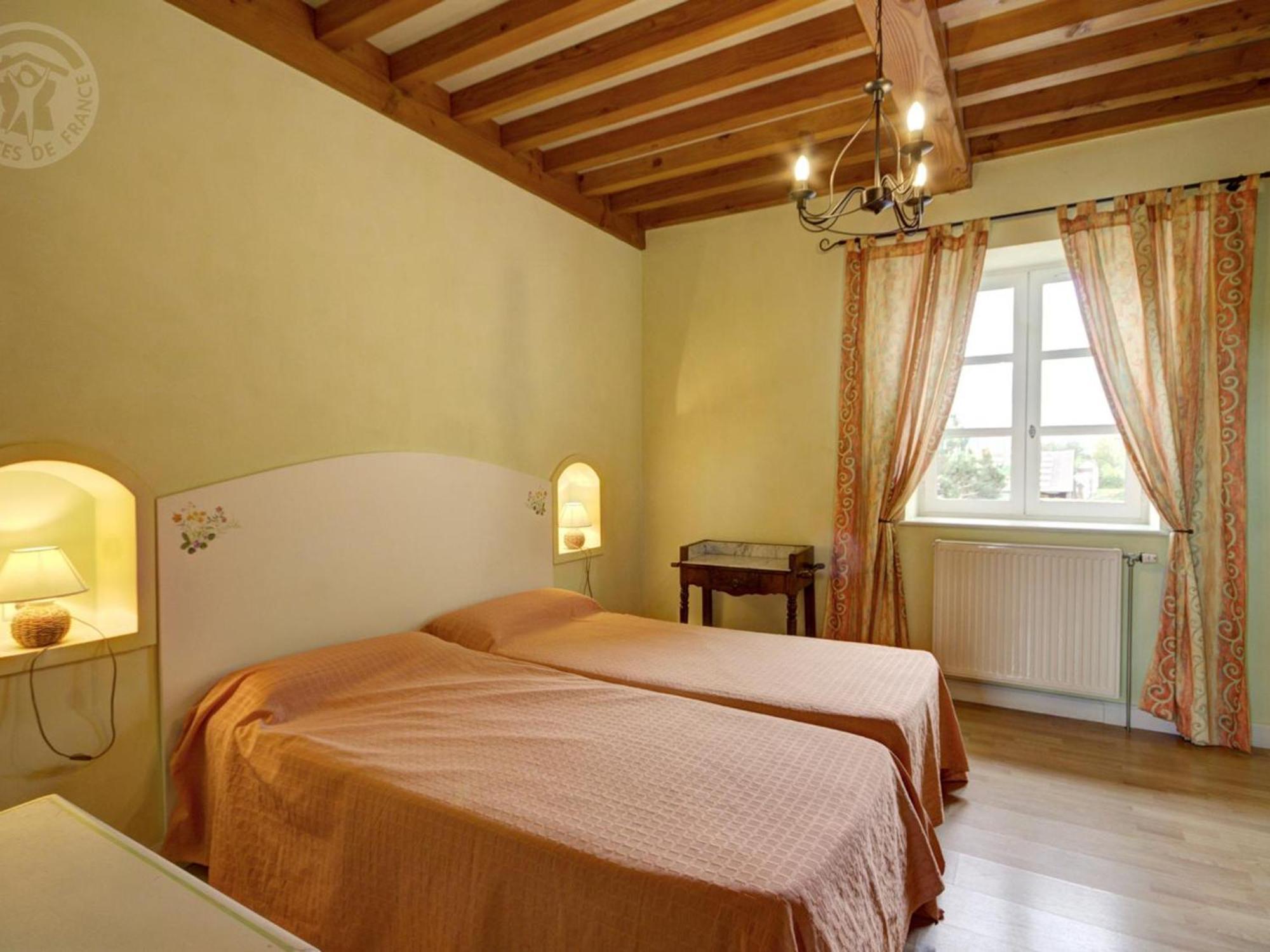 Gîte Chalain-le-Comtal, 5 pièces, 10 personnes - FR-1-496-48 Extérieur photo