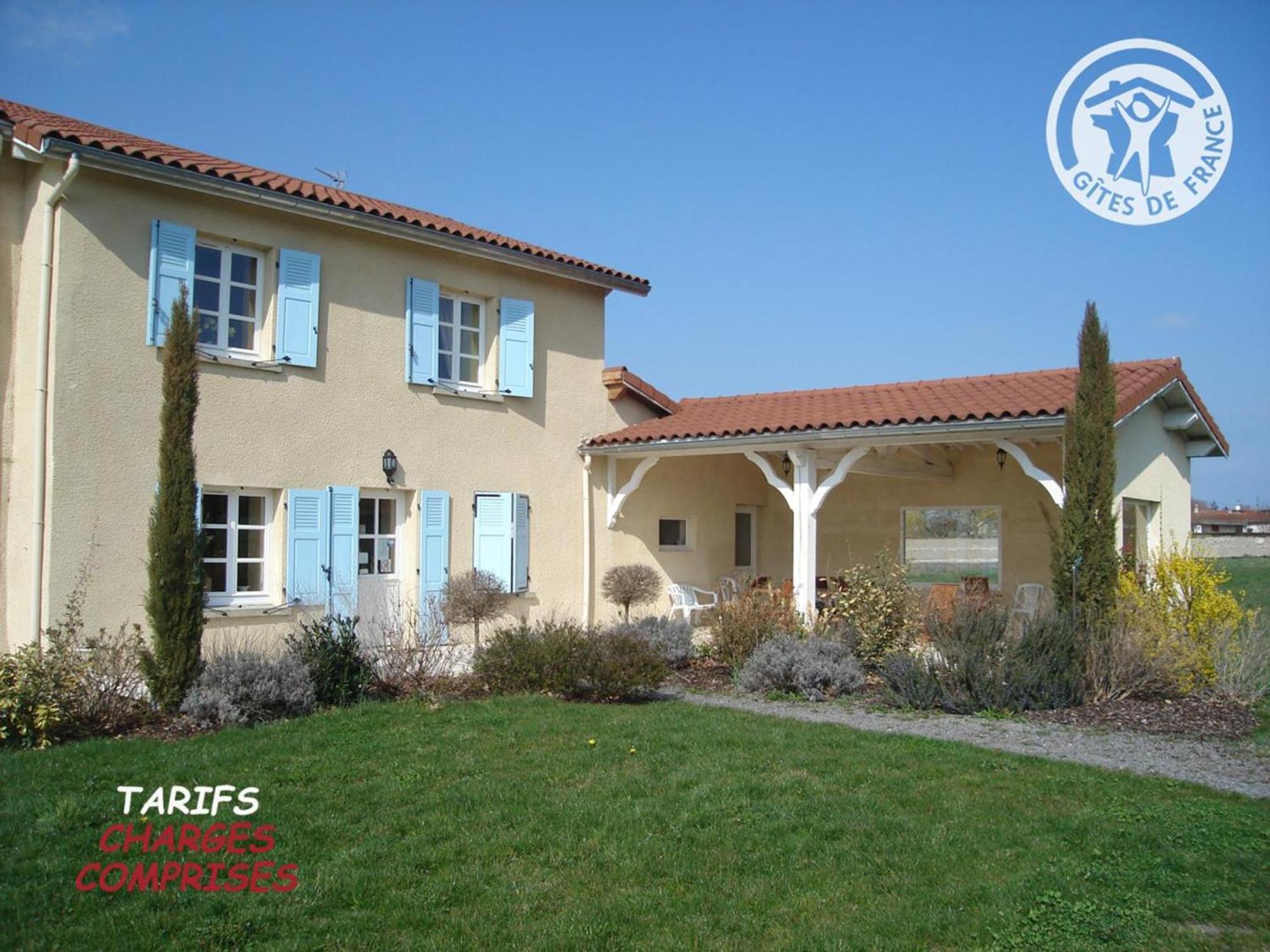 Gîte Chalain-le-Comtal, 5 pièces, 10 personnes - FR-1-496-48 Extérieur photo